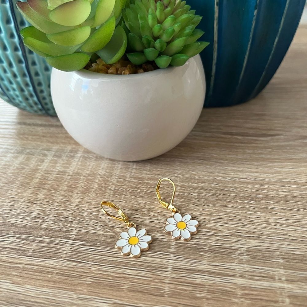 5 for $25 Hypoallergenic 🌸 Flower Huggie Hoop